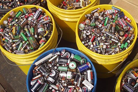 咸宁三元锂电池回收-上门回收叉车蓄电池|高价磷酸电池回收